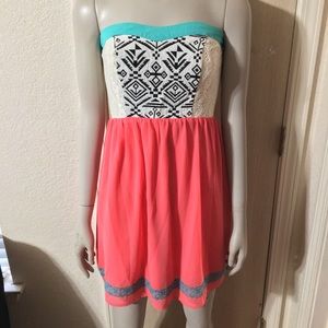 👗🆕 Flying Tomato strapless embroidered dress👗